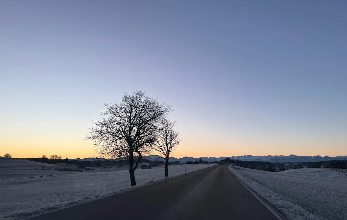 Winterlandschaft bei Geretsried mit Blick auf die Alpen